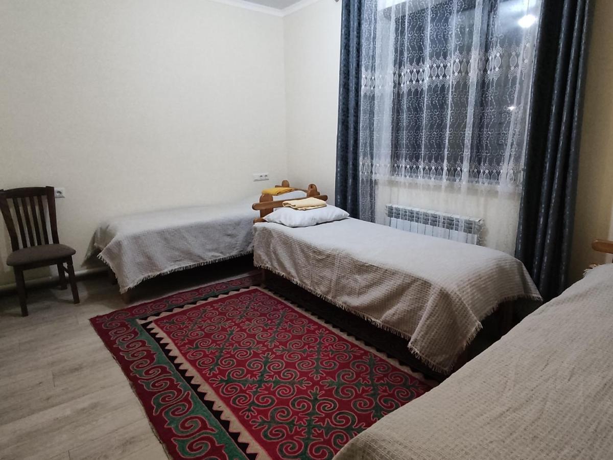 Tuenduek Guest House, Karakol Bagian luar foto