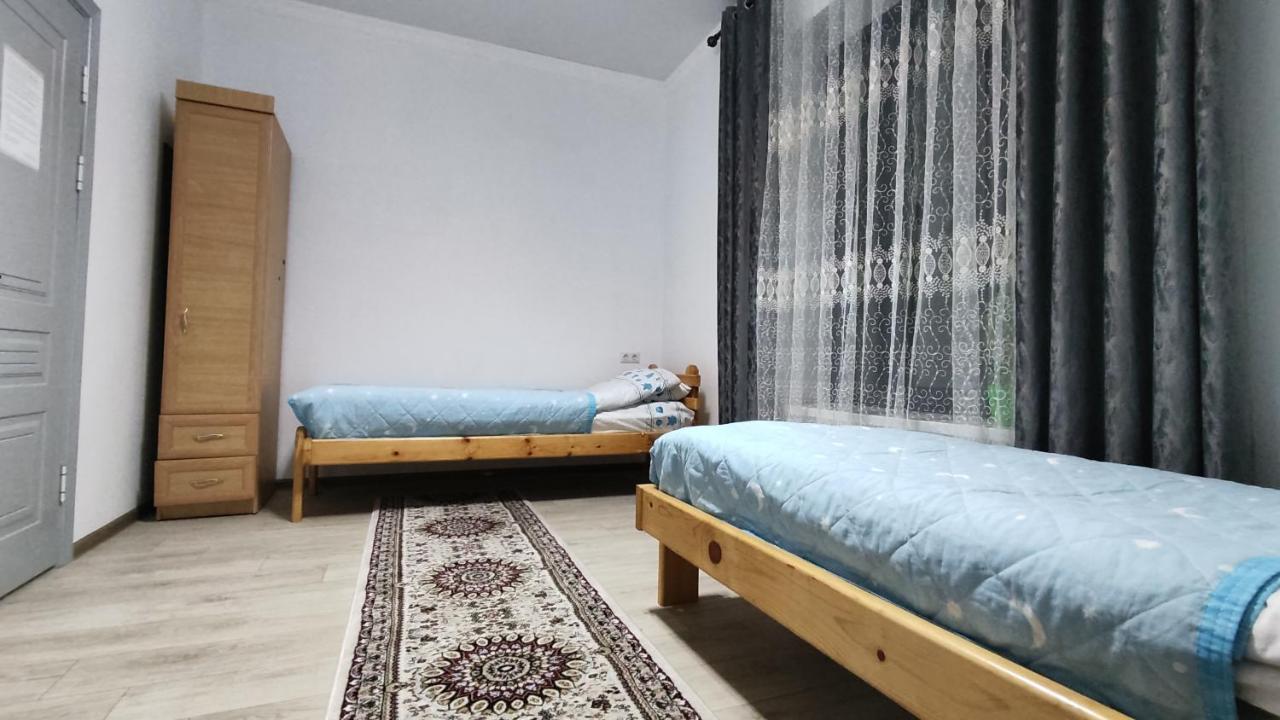 Tuenduek Guest House, Karakol Bagian luar foto