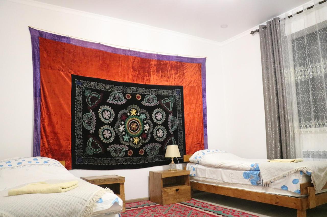 Tuenduek Guest House, Karakol Bagian luar foto