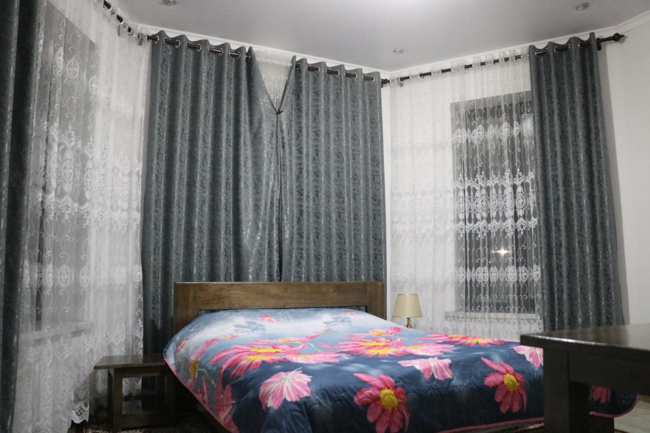 Tuenduek Guest House, Karakol Bagian luar foto