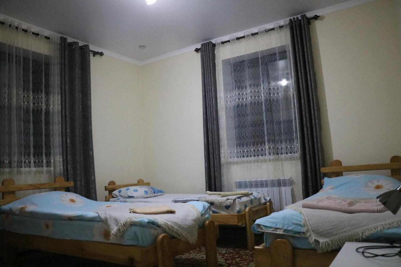 Tuenduek Guest House, Karakol Bagian luar foto