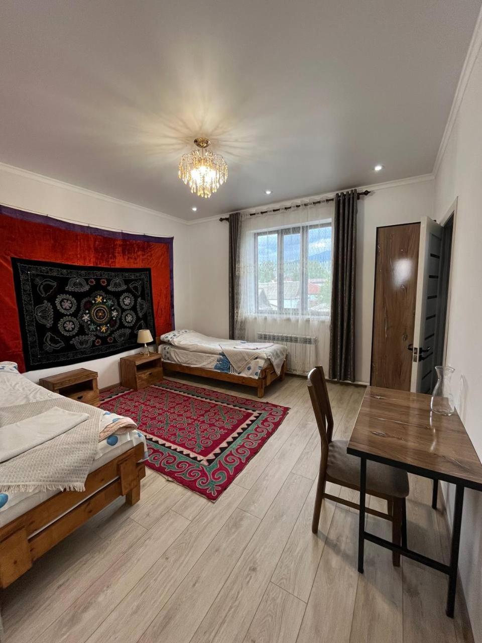 Tuenduek Guest House, Karakol Bagian luar foto