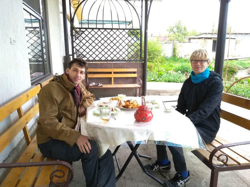 Tuenduek Guest House, Karakol Bagian luar foto
